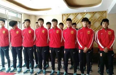 美艳ts调教直男喝尿